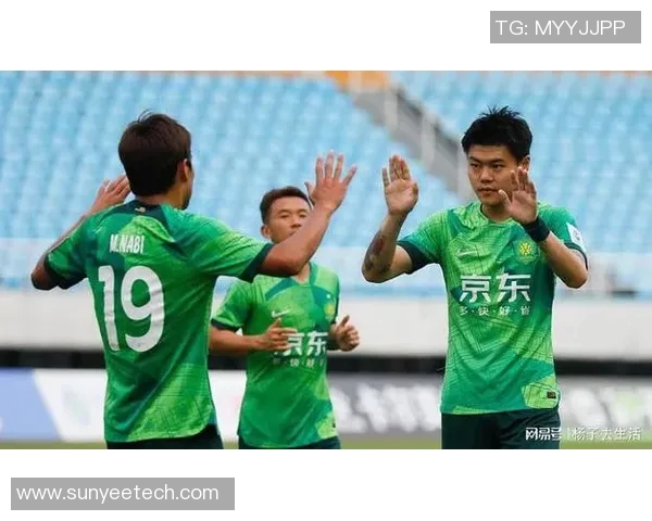 广州队与山东泰山激战正酣杨立瑜表现引人瞩目助力球队争胜