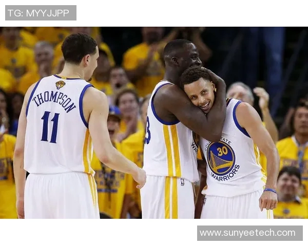 勇士新赛季首战告捷，库里砍下30分领军击败湖人